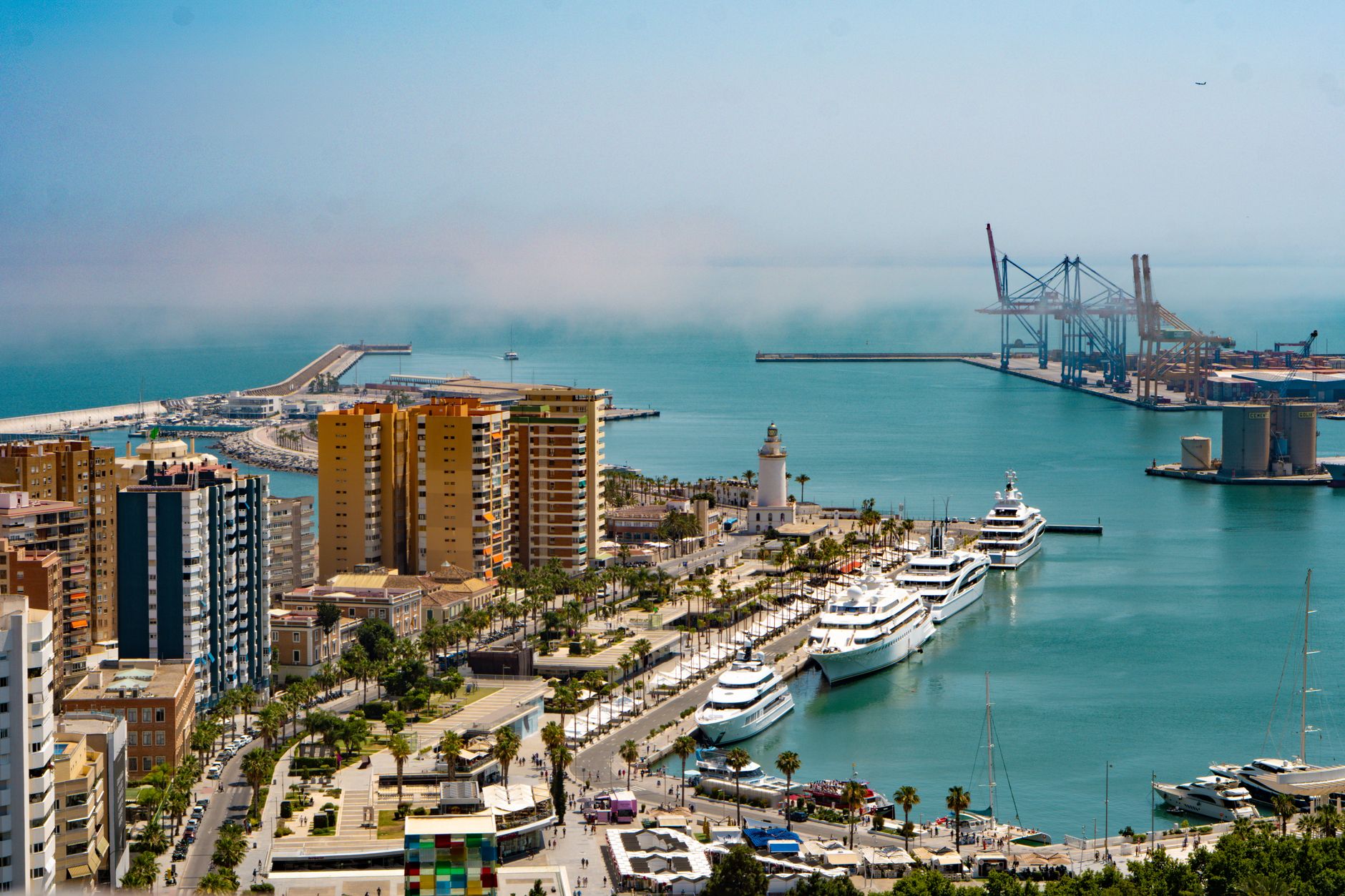 Le port et la promenade de Malaga au bord de la Mediterranee