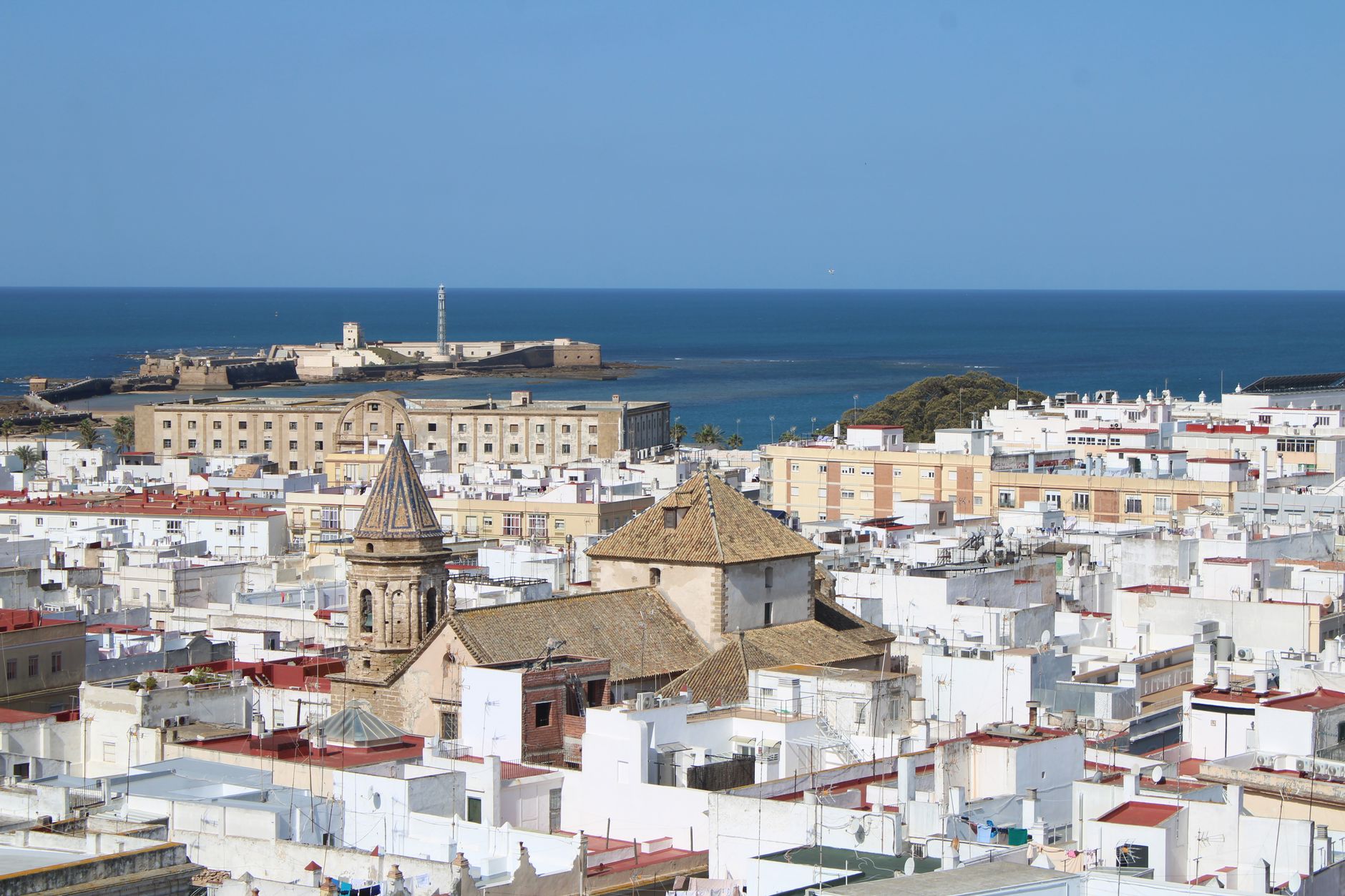 La vieille ville de Cadix cernee par l ocean Atlantique