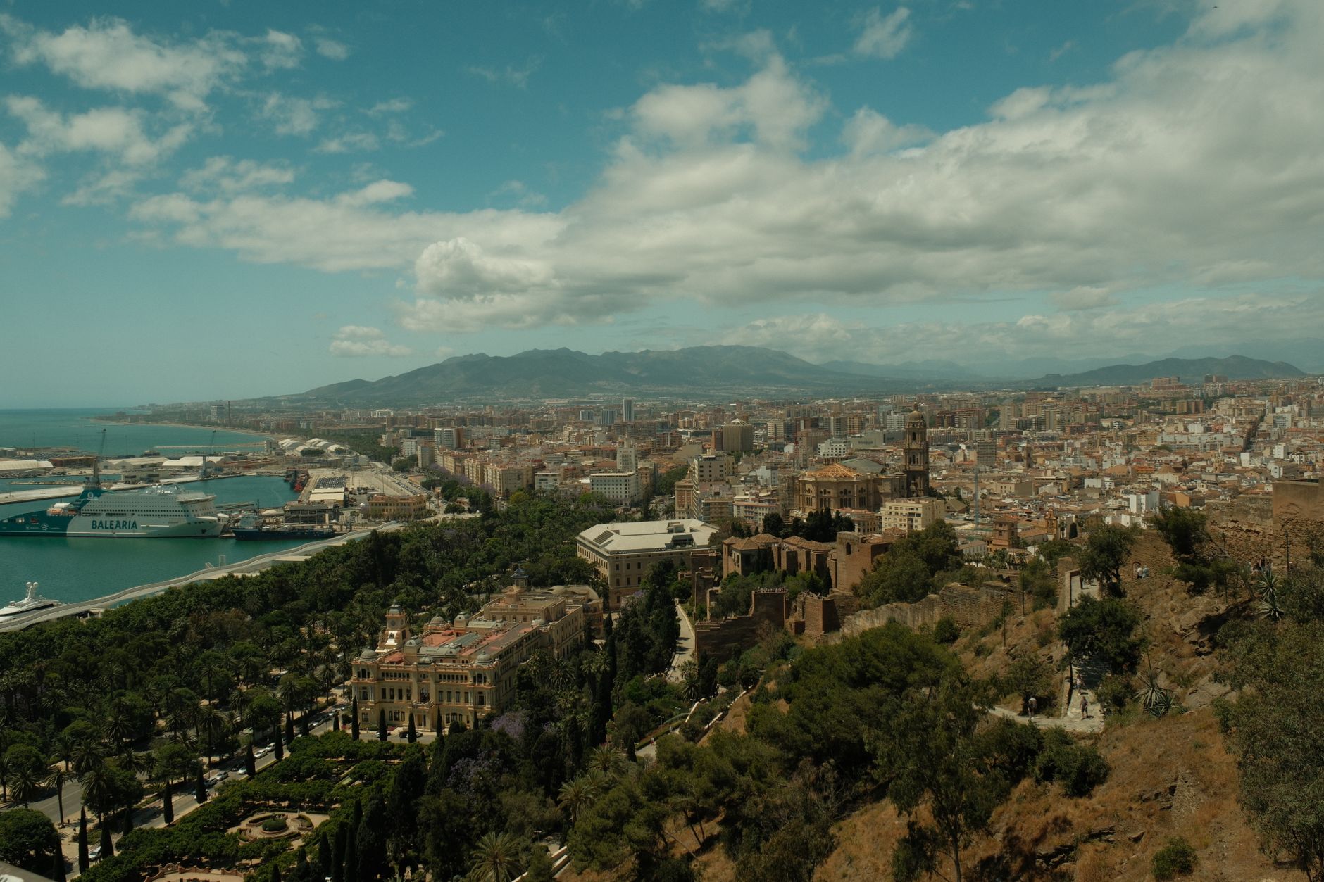 Vue sur le port et la cathédrale de Malaga