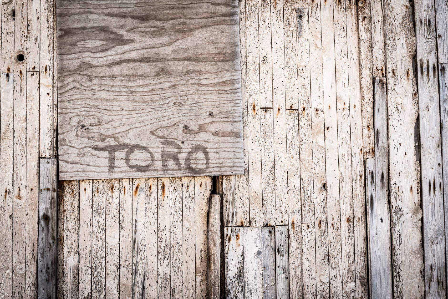 Mur de bois patiné dans le désert de Tabernas
